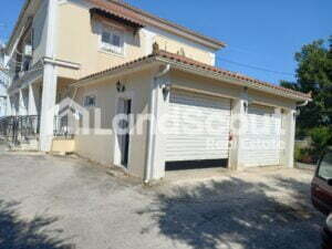 House in Agrilia outside view of garagge